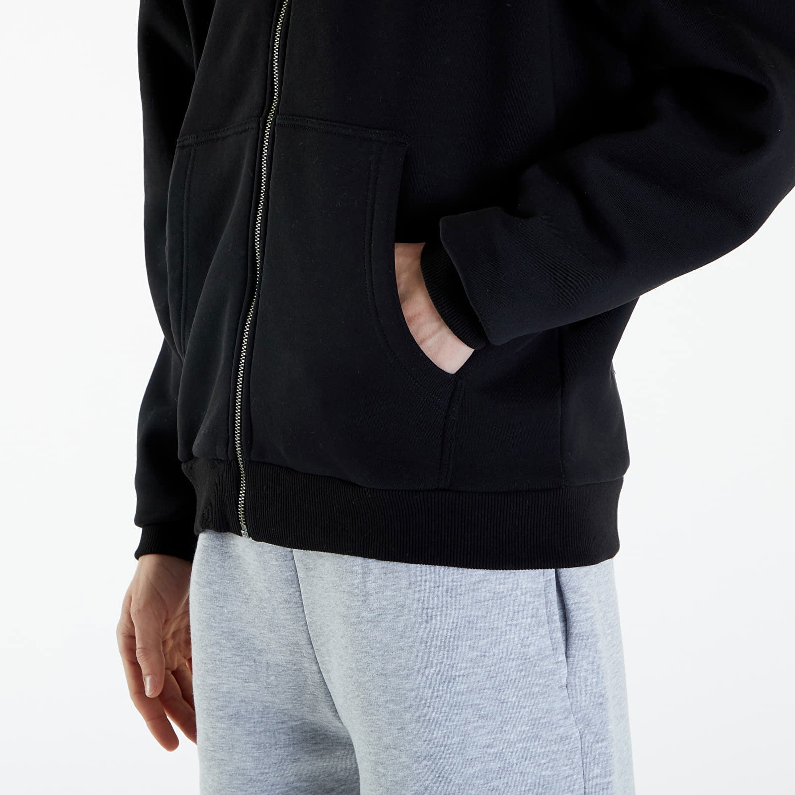 Chest Signature Essential Zip Hoodie Black