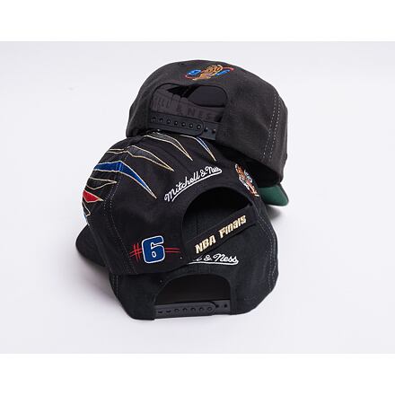 Chicago Bulls 1998 Champions Velcro Strapback Black